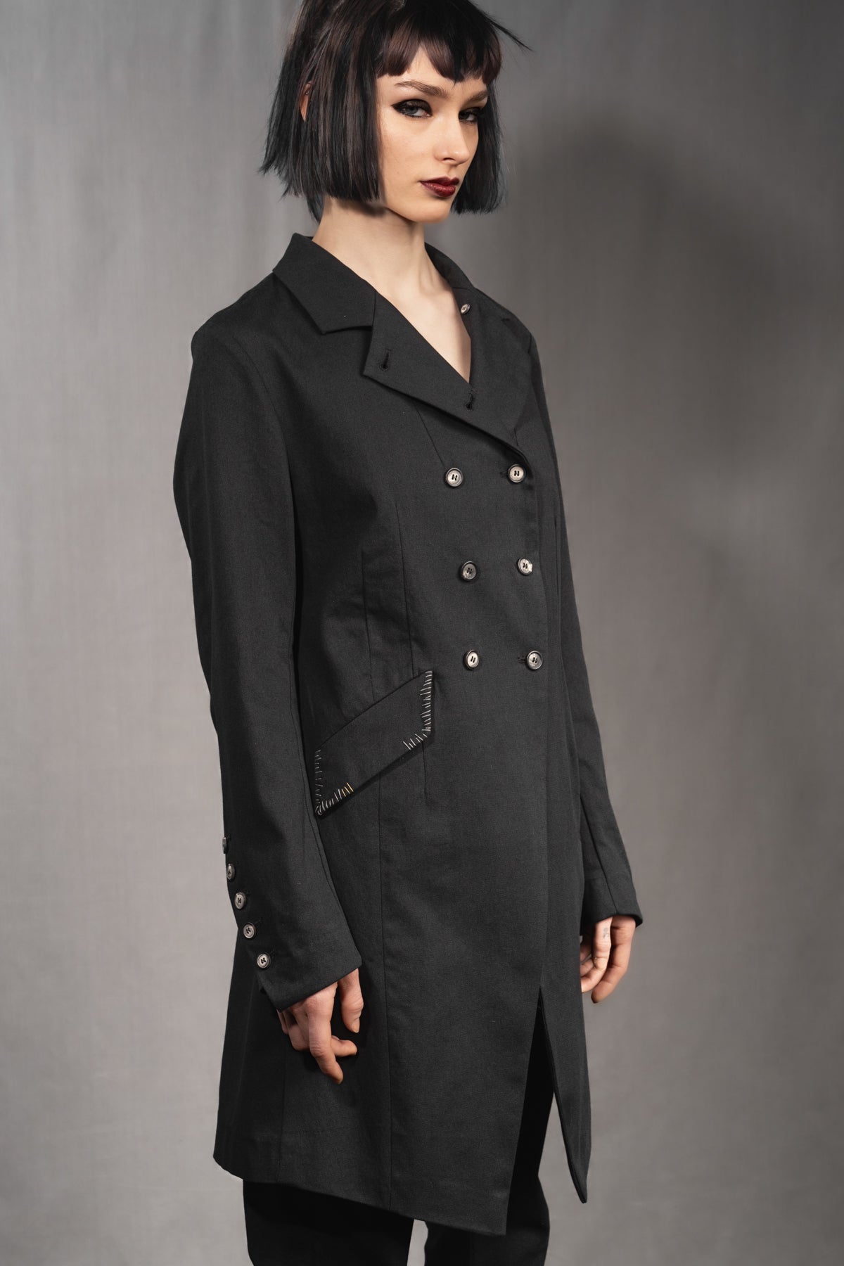 eigensinnig wien | Ylajali | Designer Doppelreiher Mantel für Damen aus schwarzer Baumwolle