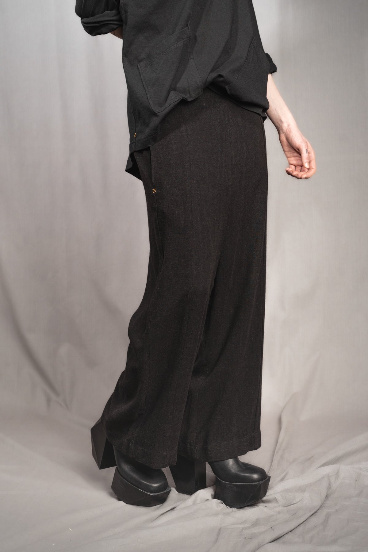 eigensinnig wien | Yoshida | Exklusive Japanische Hose aus Leinen in Schwarz