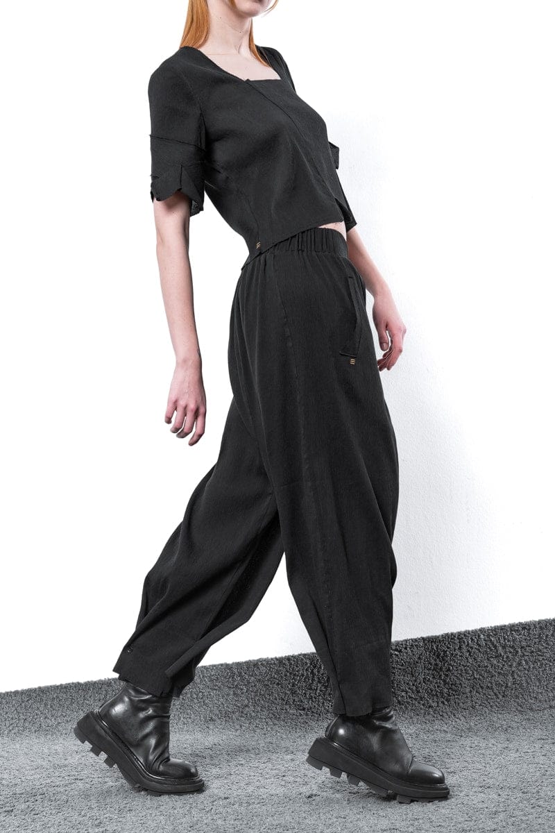 eigensinnig wien | Zephyr | Außergewöhnliche Plissee Hose für Damen und Herren in Schwarz