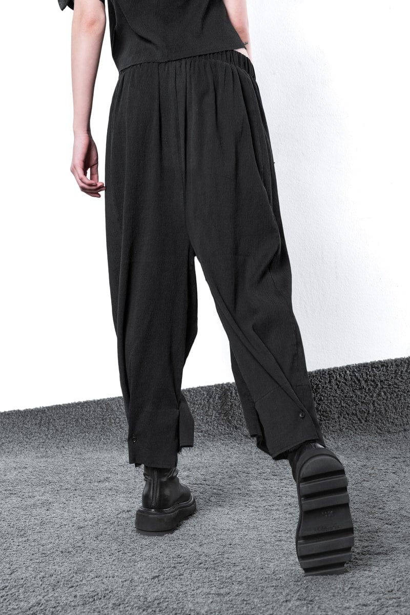 eigensinnig wien | Zephyr | Außergewöhnliche Plissee Hose für Damen und Herren in Schwarz