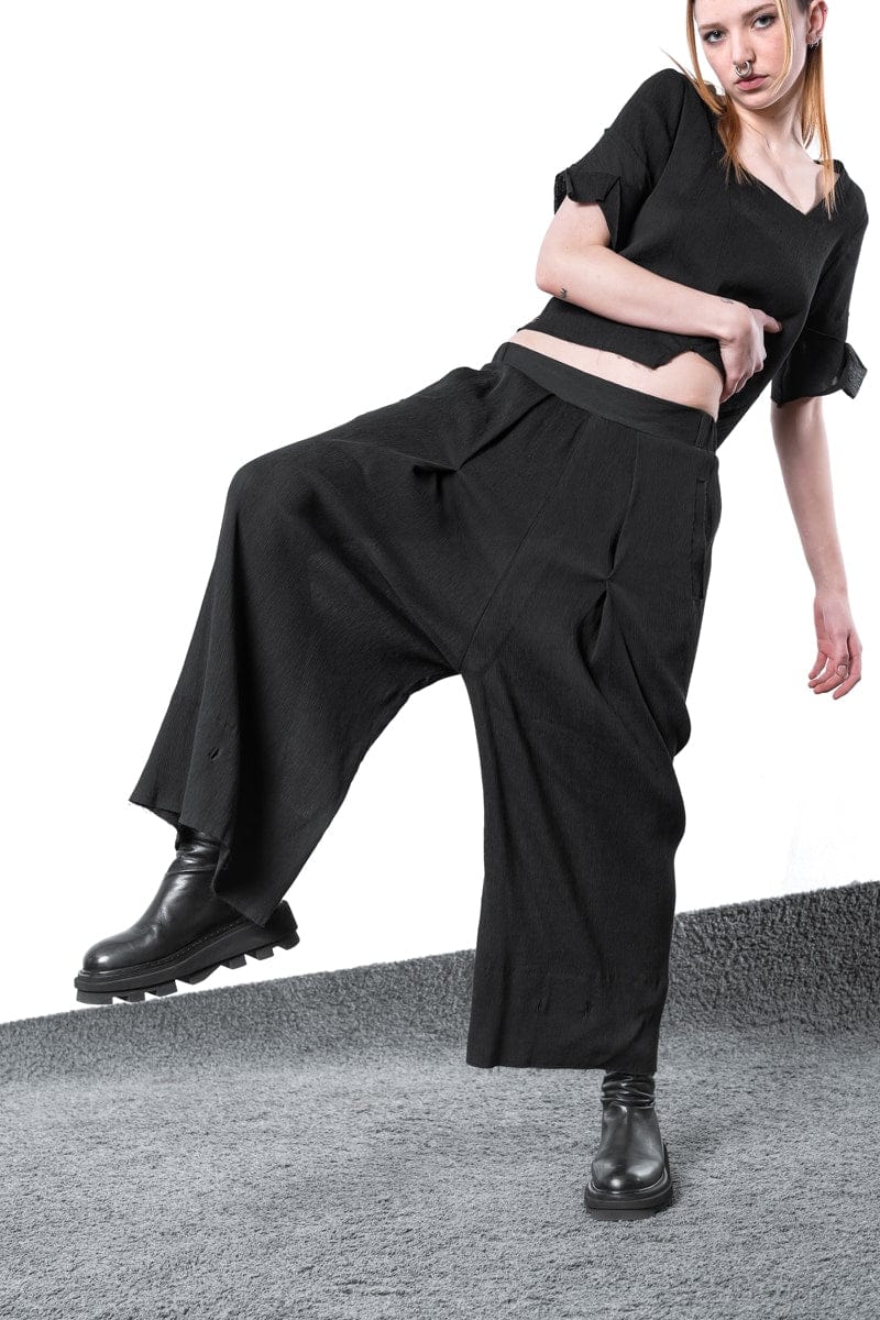 eigensinnig wien | Zephyr | Außergewöhnliche Plissee Hose für Damen und Herren in Schwarz