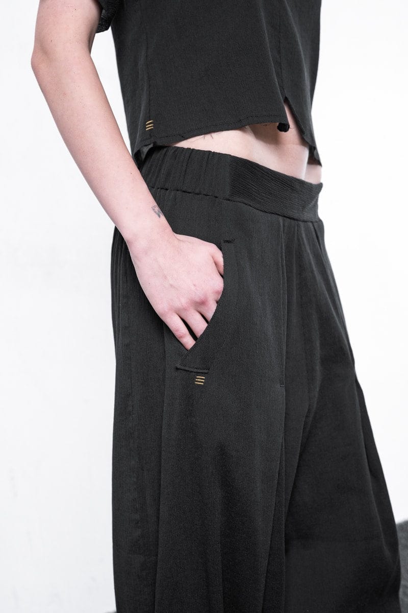 eigensinnig wien | Zephyr | Außergewöhnliche Plissee Hose für Damen und Herren in Schwarz