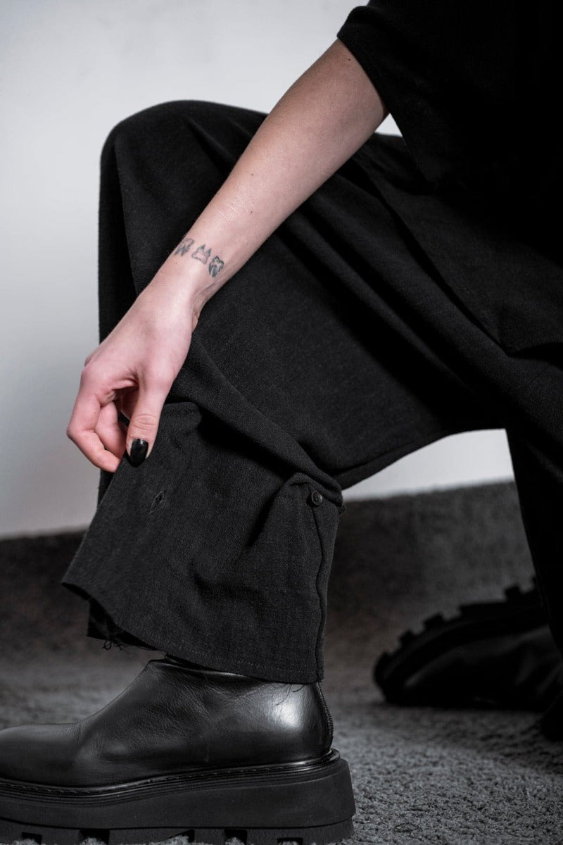 eigensinnig wien | Zephyr | Extravagante Leinen Haremshose für Damen und Herren in Schwarz