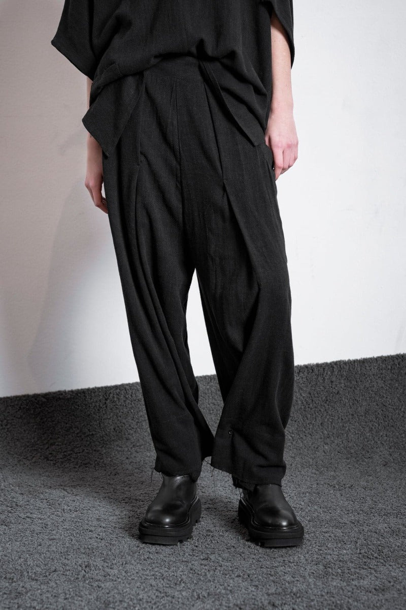 eigensinnig wien | Zephyr | Extravagante Leinen Haremshose für Damen und Herren in Schwarz