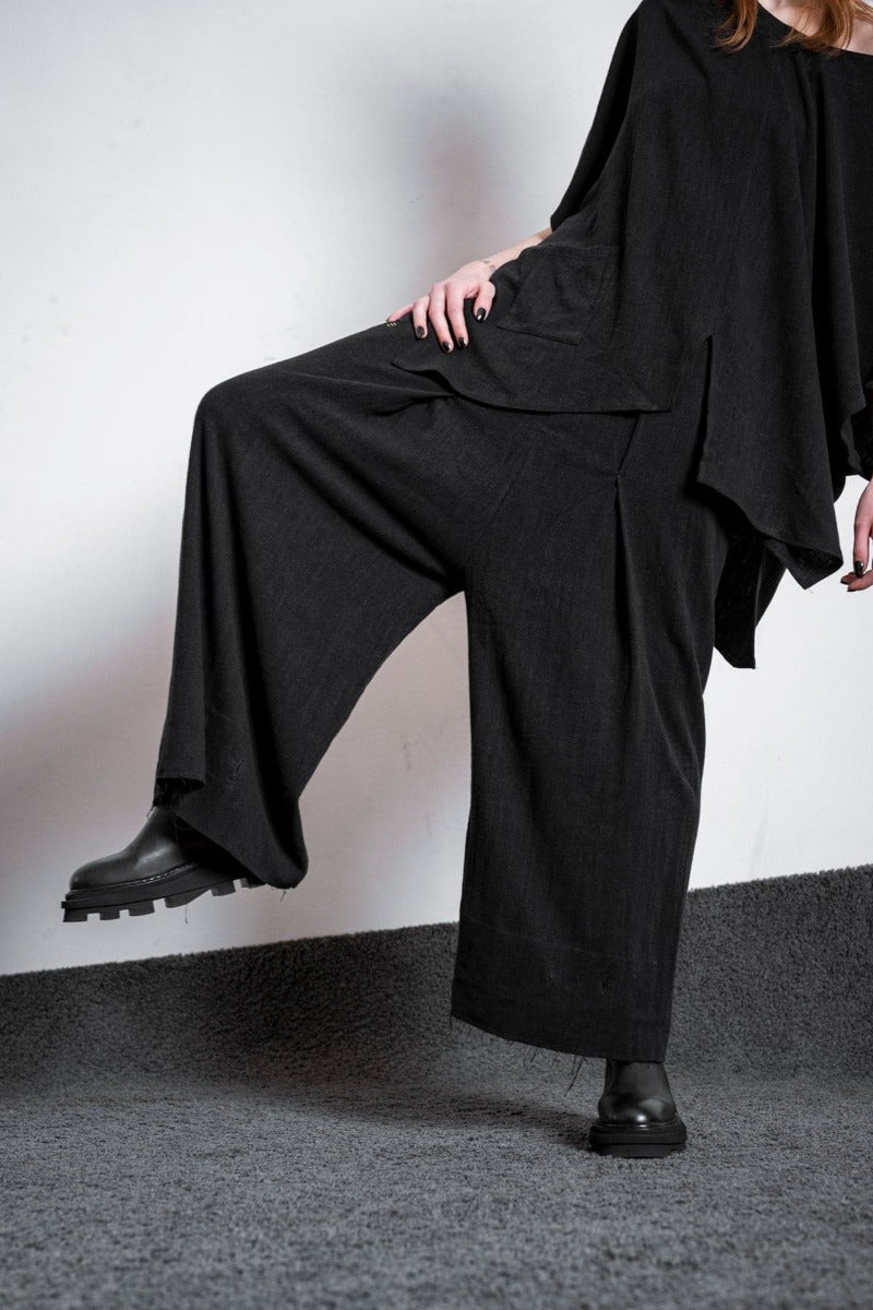 eigensinnig wien | Zephyr | Extravagante Leinen Haremshose für Damen und Herren in Schwarz