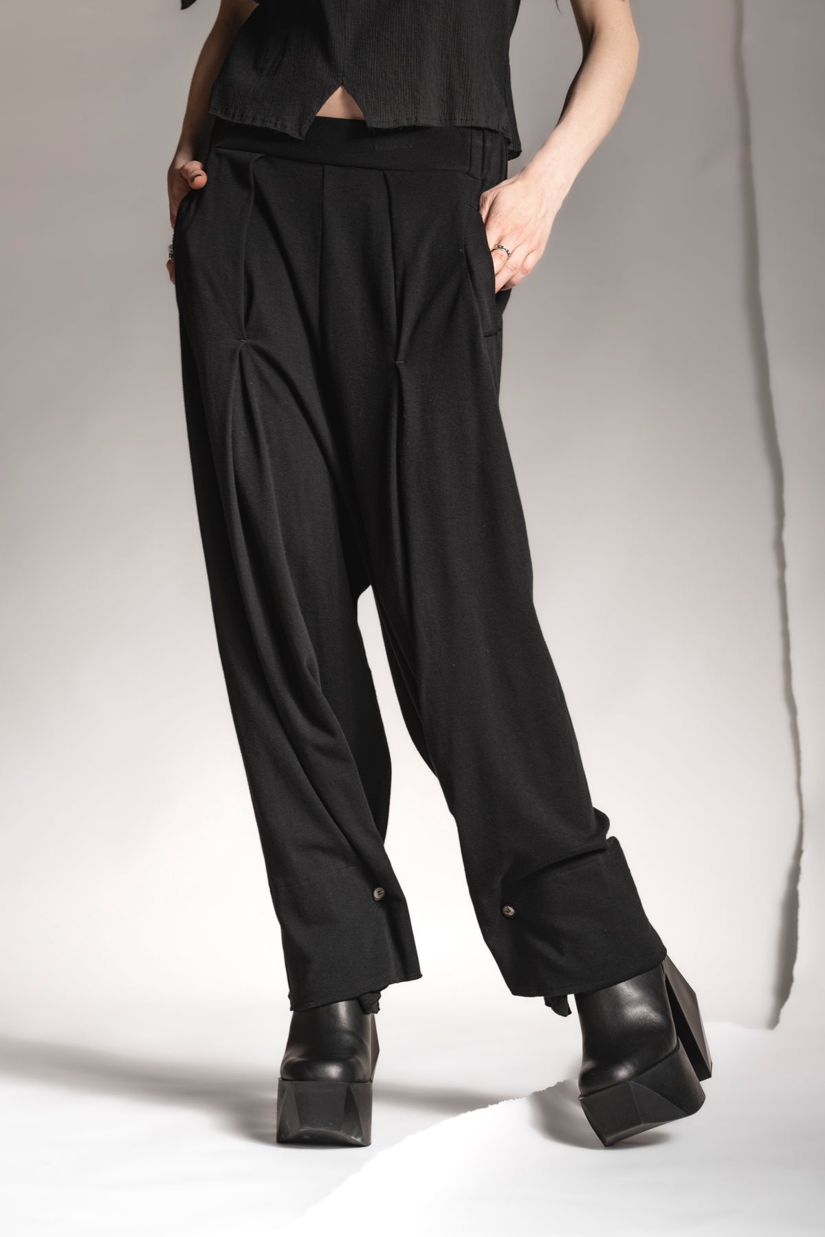 eigensinnig wien | Zephyr | Extravagante, schwarze Hakama Hose aus feiner Baumwolle