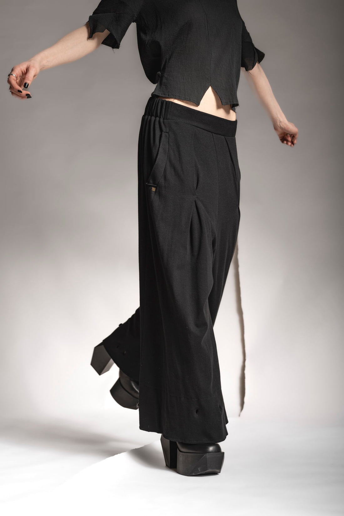 eigensinnig wien | Zephyr | Extravagante, schwarze Hakama Hose aus feiner Baumwolle