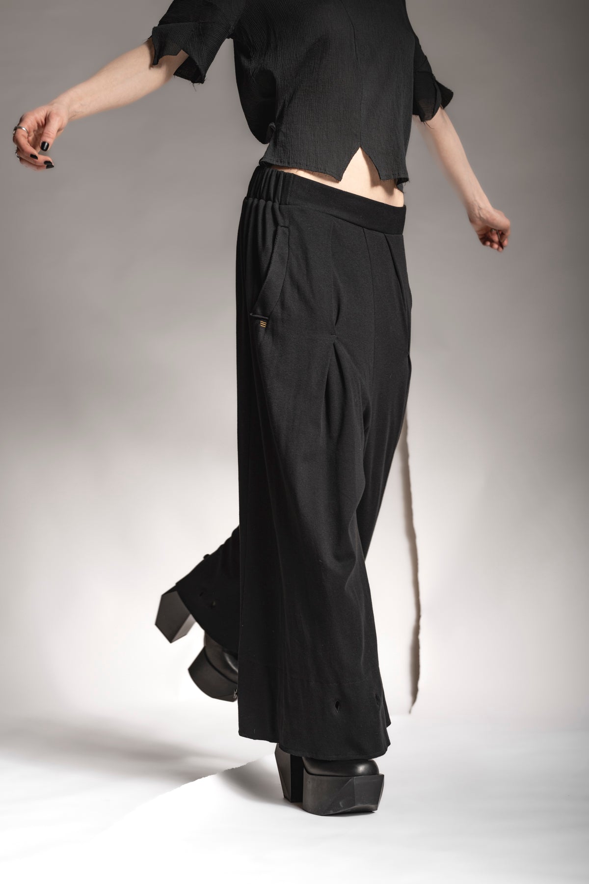eigensinnig wien | Zephyr | Extravagante, schwarze Hakama Hose aus feiner Baumwolle