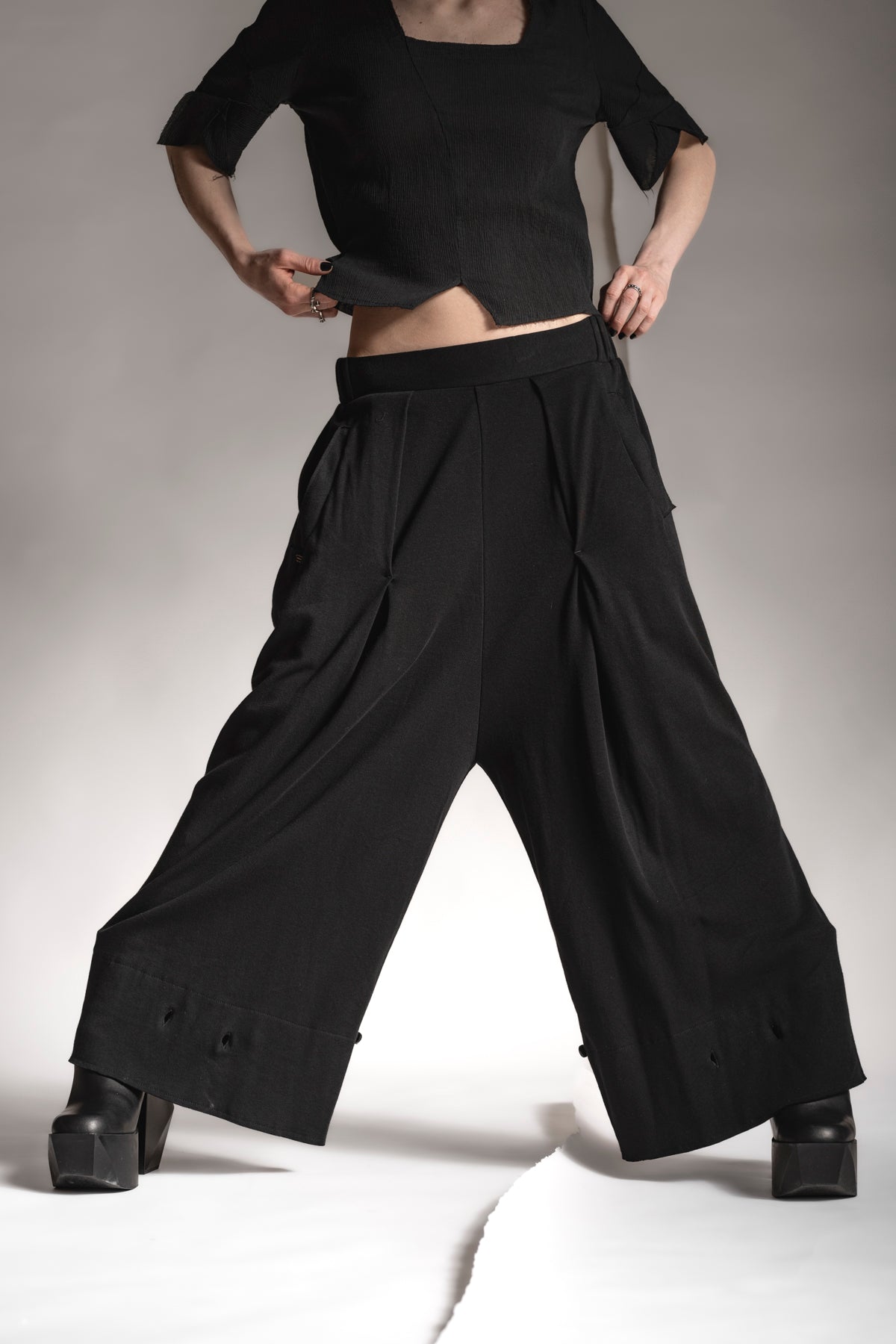 eigensinnig wien | Zephyr | Extravagante, schwarze Hakama Hose aus feiner Baumwolle