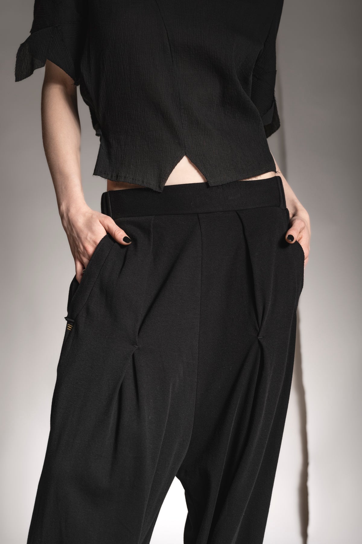 eigensinnig wien | Zephyr | Extravagante, schwarze Hakama Hose aus feiner Baumwolle