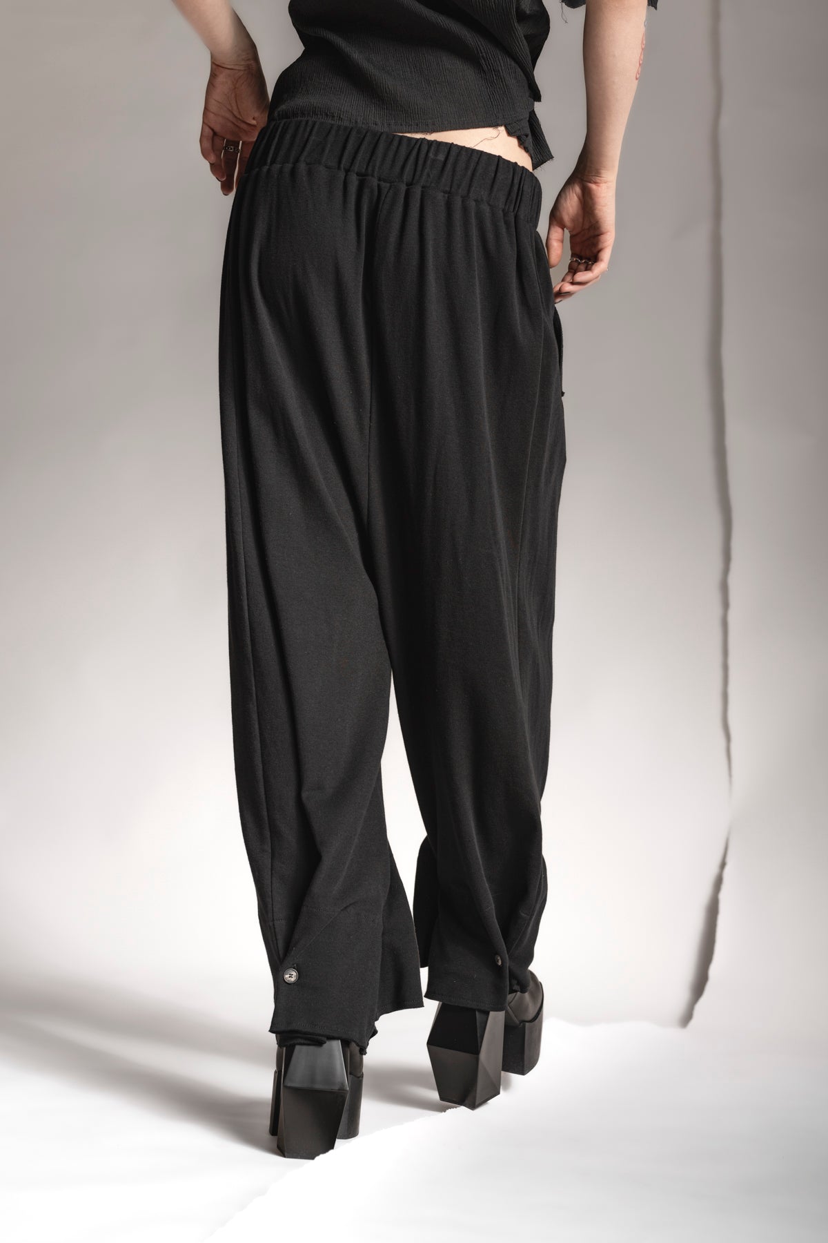 eigensinnig wien | Zephyr | Extravagante, schwarze Hakama Hose aus feiner Baumwolle