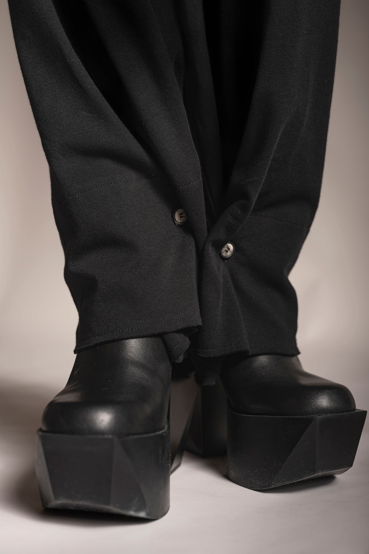eigensinnig wien | Zephyr | Extravagante, schwarze Hakama Hose aus feiner Baumwolle