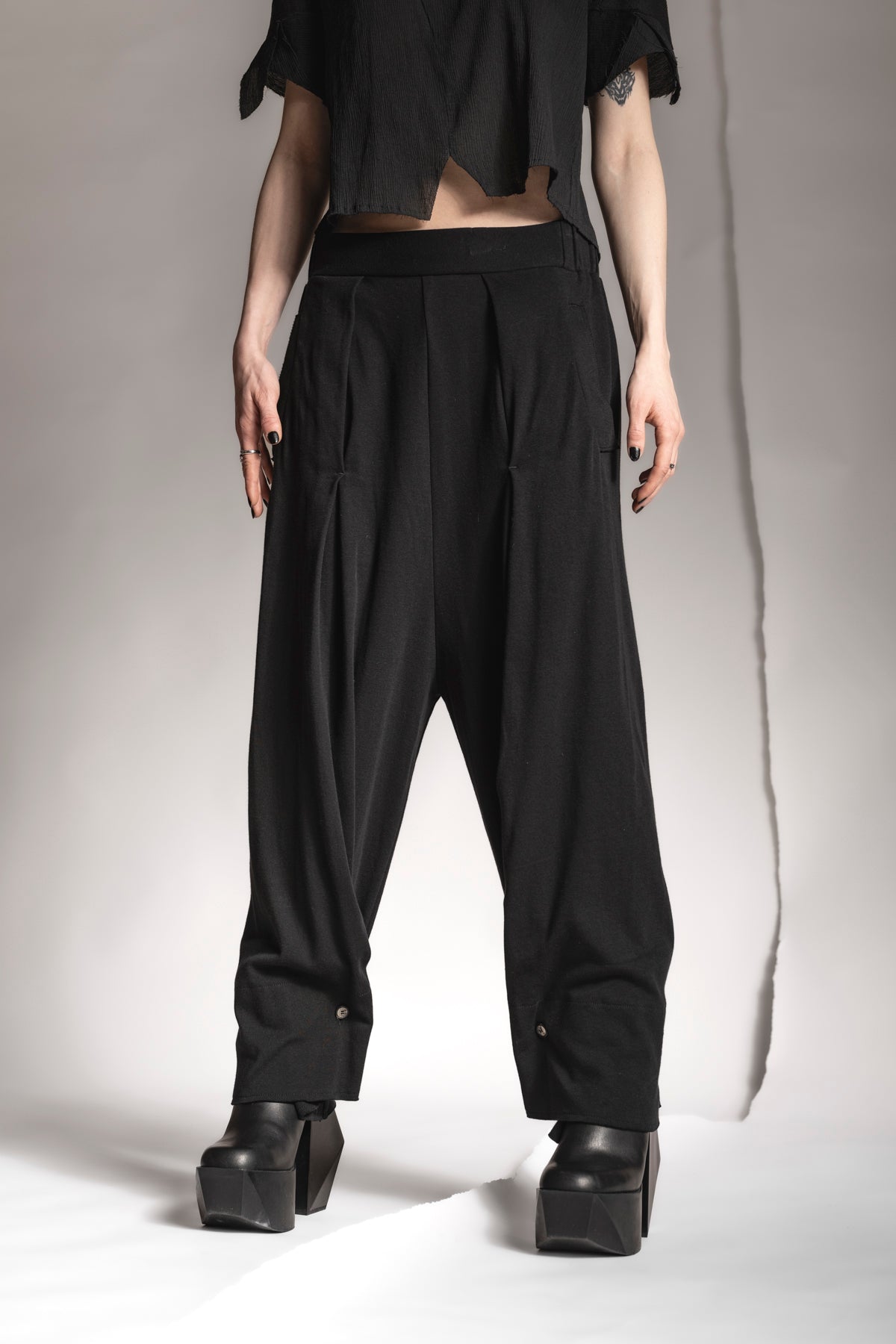 eigensinnig wien | Zephyr | Extravagante, schwarze Hakama Hose aus feiner Baumwolle
