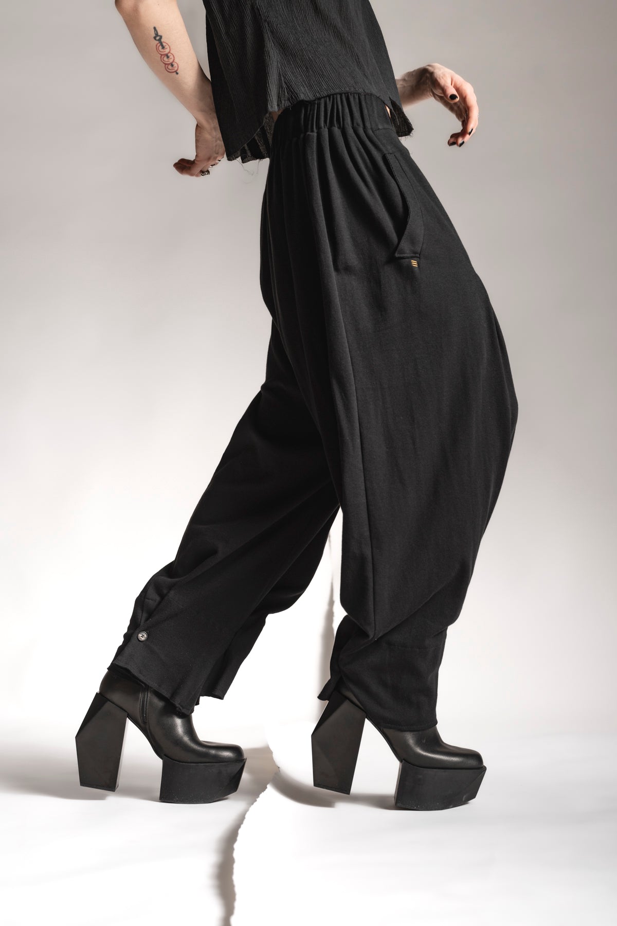 eigensinnig wien | Zephyr | Extravagante, schwarze Hakama Hose aus feiner Baumwolle