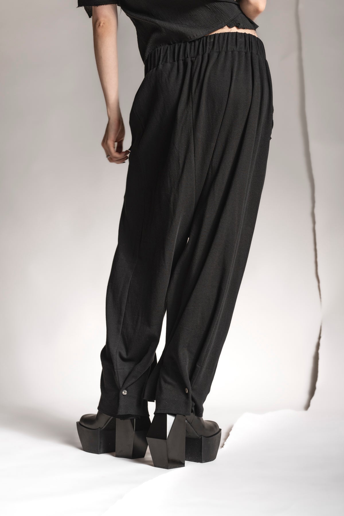 eigensinnig wien | Zephyr | Extravagante, schwarze Hakama Hose aus feiner Baumwolle