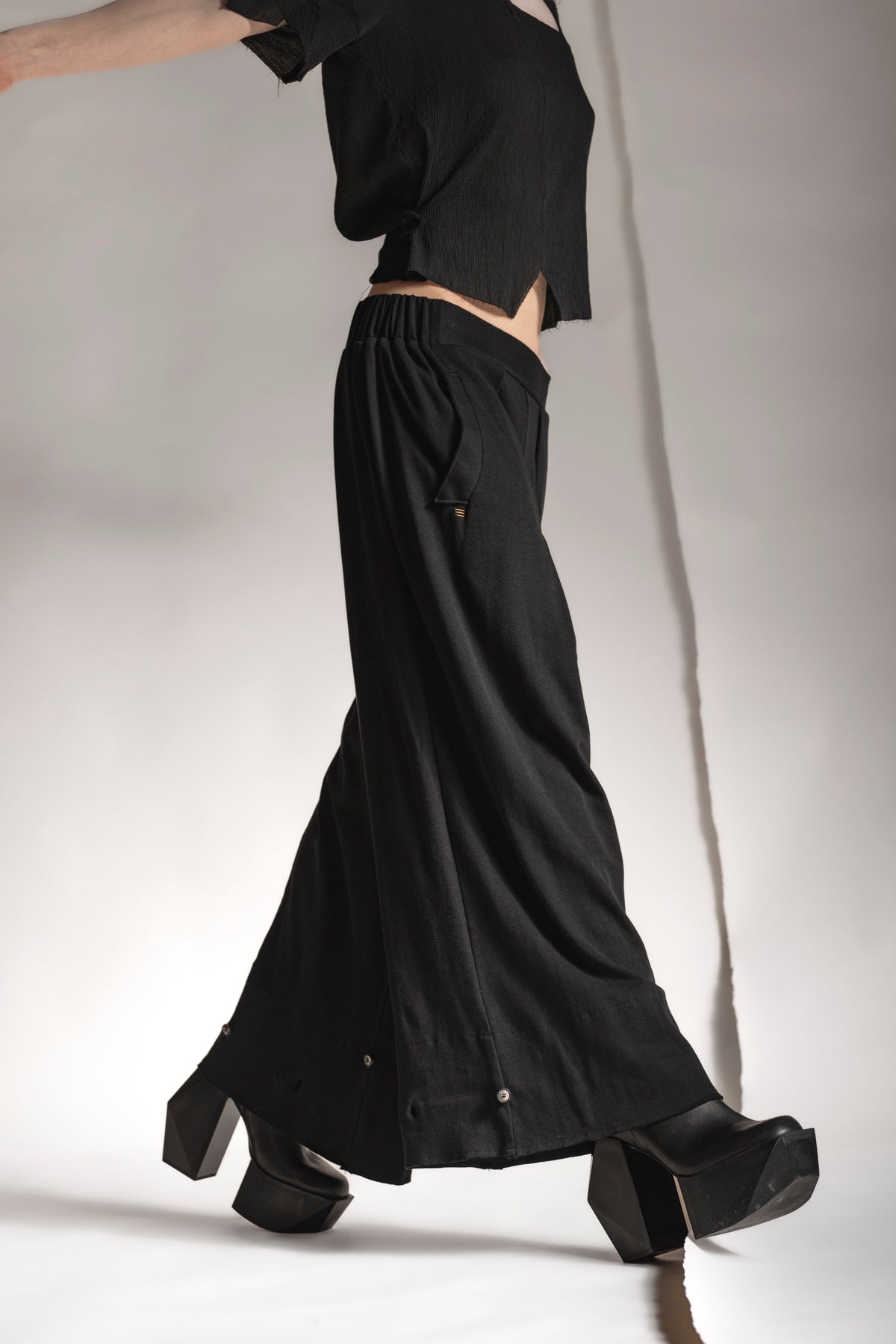 eigensinnig wien | Zephyr | Extravagante, schwarze Hakama Hose aus feiner Baumwolle