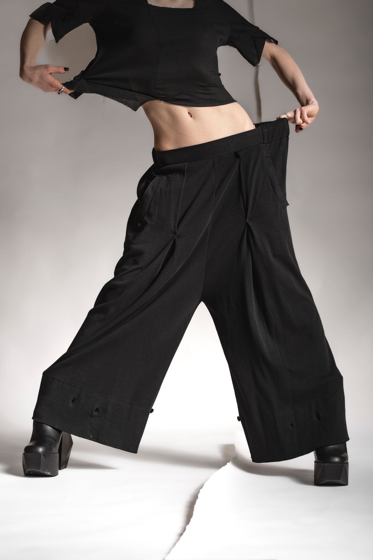 eigensinnig wien | Zephyr | Extravagante, schwarze Hakama Hose aus feiner Baumwolle