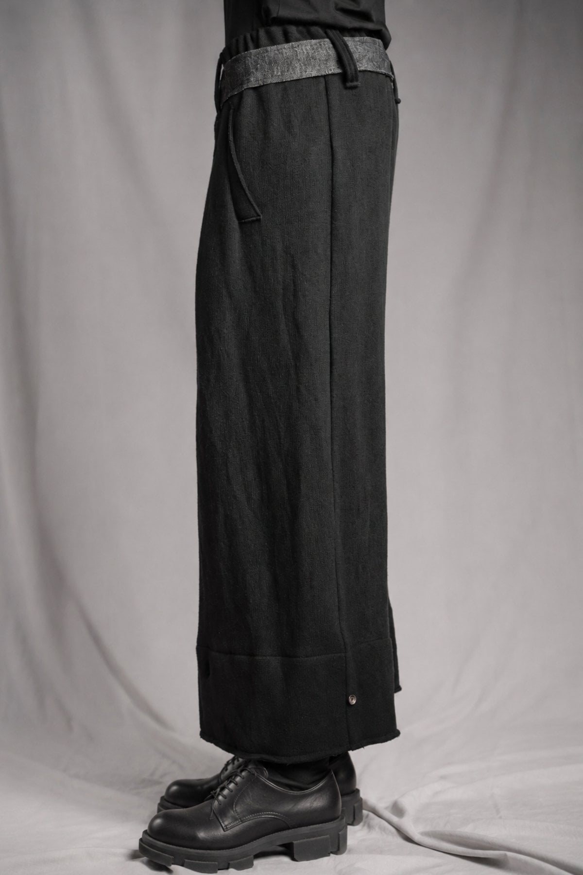 eigensinnig wien | Zephyr | Unkonventionelle schwarze Hakama-Hose aus Wolle