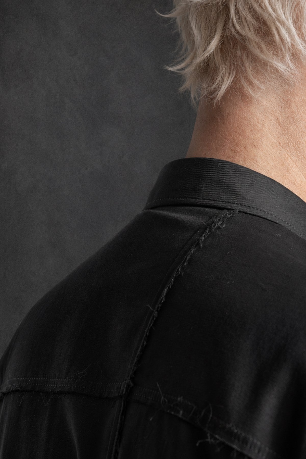 eigensinnig wien | Zinken | Schwarzes Designer-Herrenhemd aus hochwertiger Baumwolle