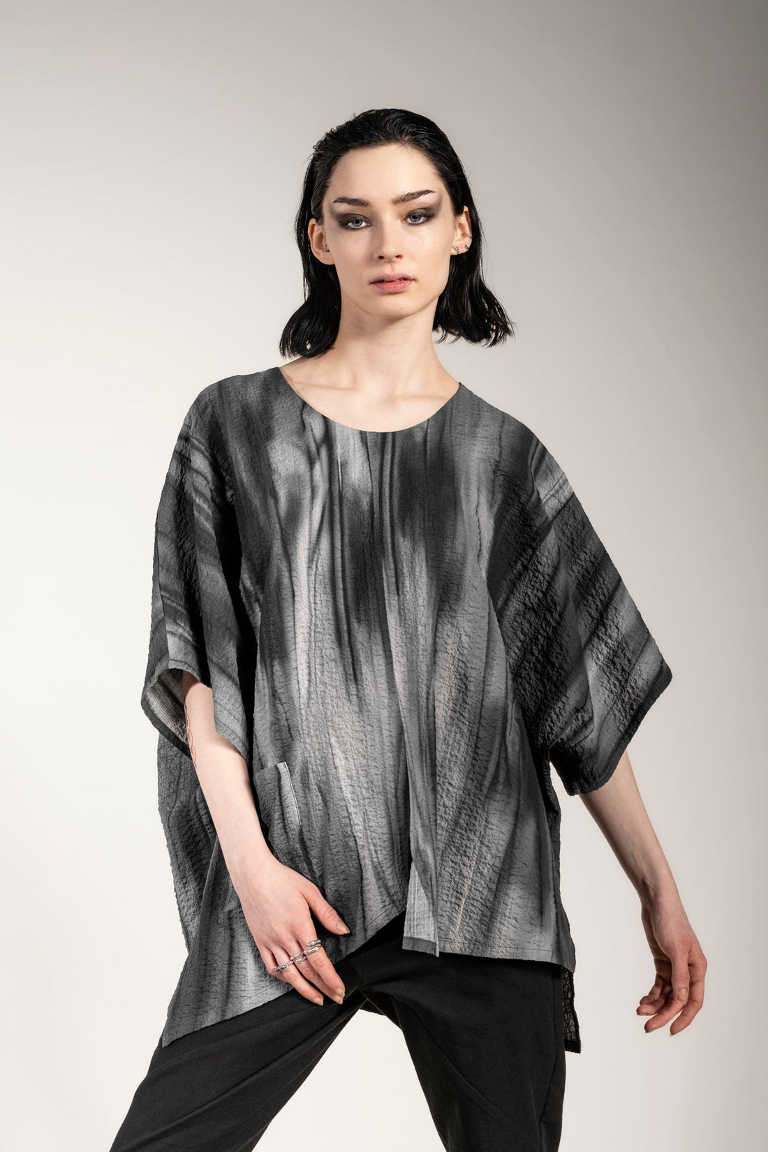 eigensinnig wien | Zizek | Extravagantes, asymmetrisches Designer Oversize T-Shirt in Grau