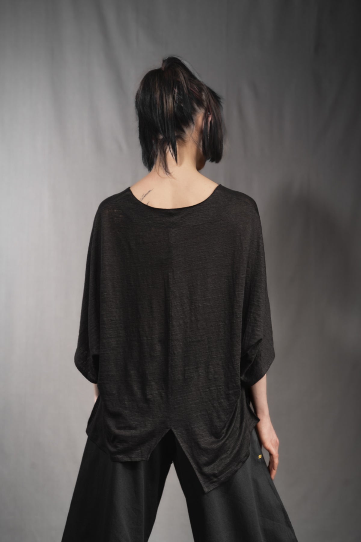 eigensinnig wien | Zizek | Skulpturales, schwarzes Oversize T-Shirt für Damen aus Leinen