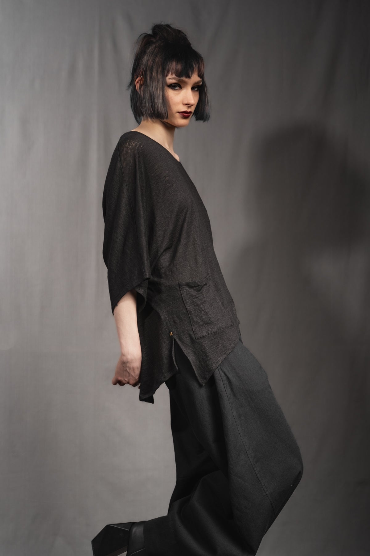 eigensinnig wien | Zizek | Skulpturales, schwarzes Oversize T-Shirt für Damen aus Leinen