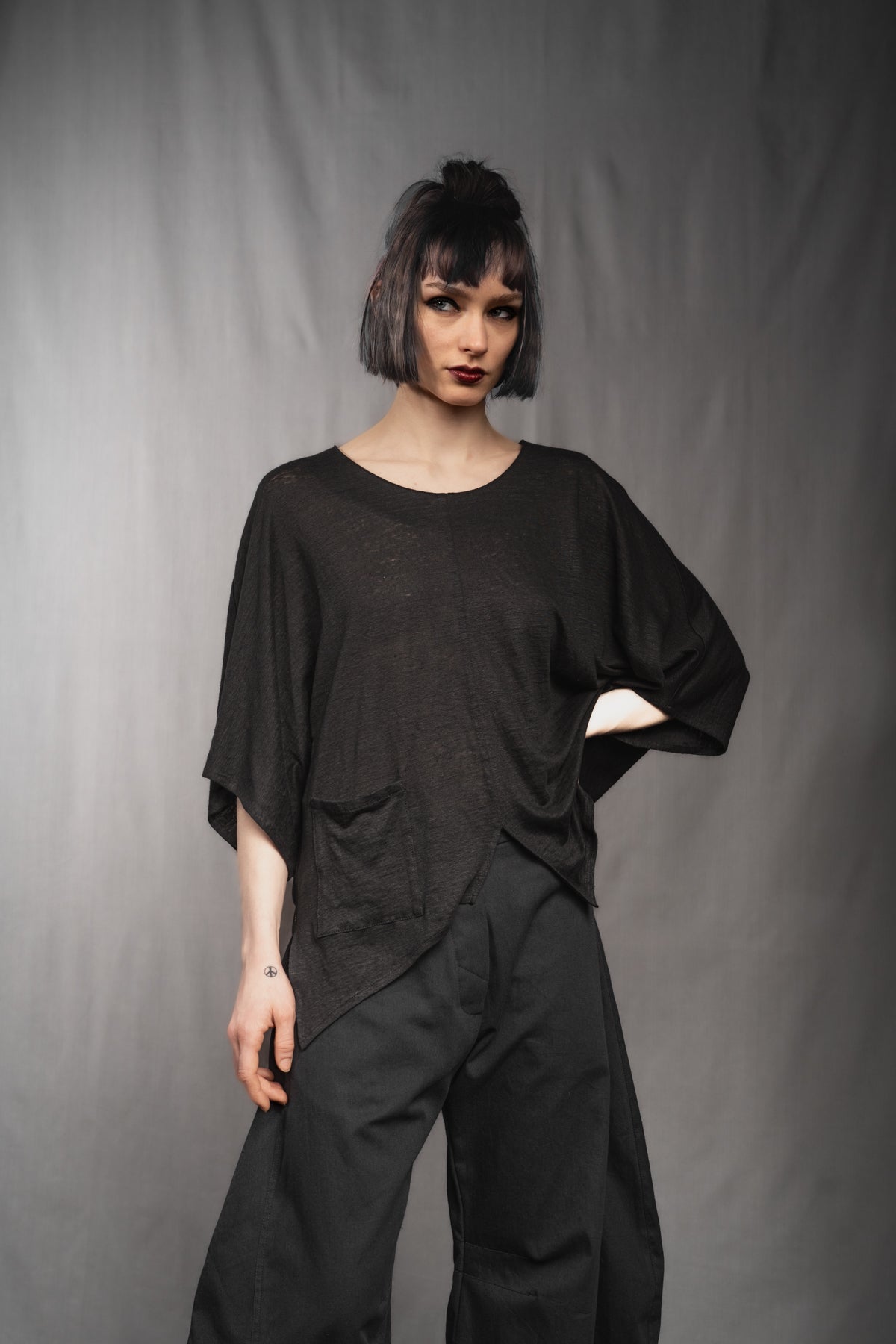 eigensinnig wien | Zizek | Skulpturales, schwarzes Oversize T-Shirt für Damen aus Leinen