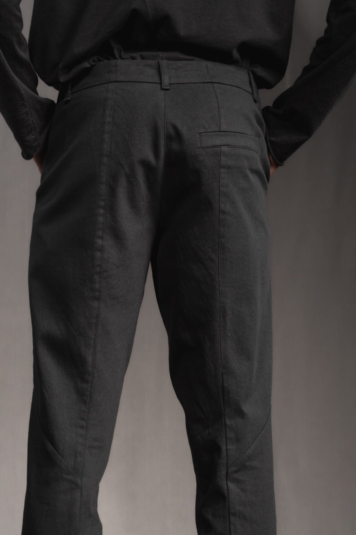 eigensinnig wien | ZweEis | Extravaganter Designeranzug mit Stehkragen-Sakko aus leichter Baumwolle