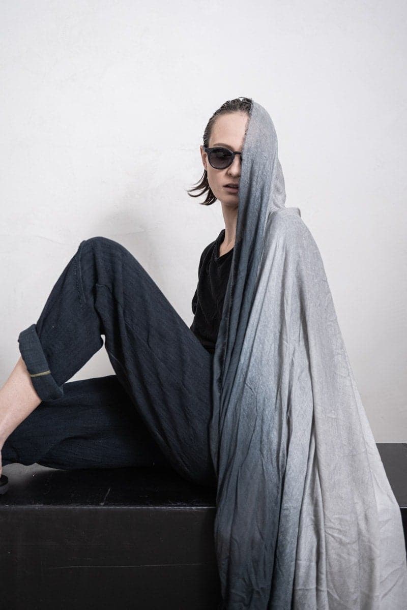 Faliero Sarti | Azzurrata | Extravaganter und weich-fließender Kaschmirschal mit speziellem Farbverlauf in grau