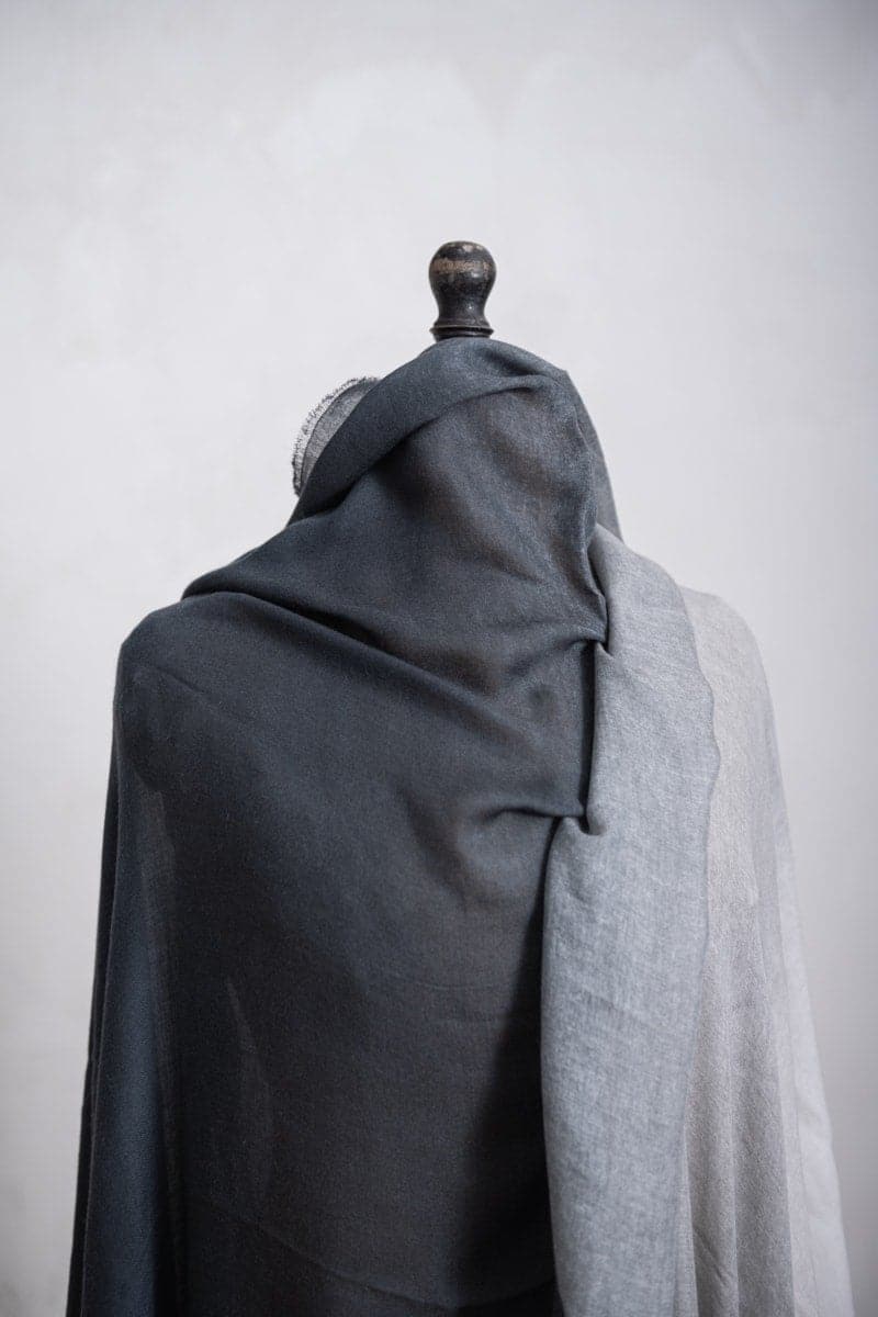 Faliero Sarti | Azzurrata | Extravaganter und weich-fließender Kaschmirschal mit speziellem Farbverlauf in grau