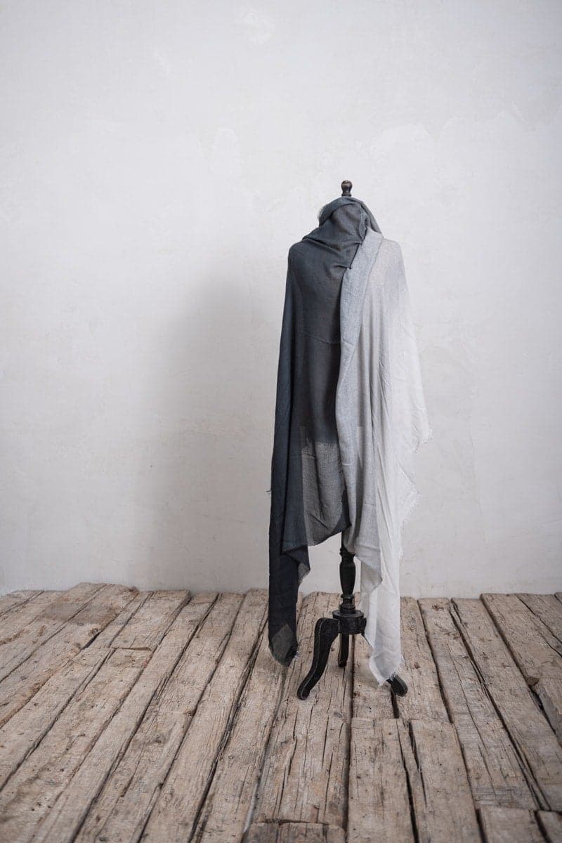 Faliero Sarti | Azzurrata | Extravaganter und weich-fließender Kaschmirschal mit speziellem Farbverlauf in grau