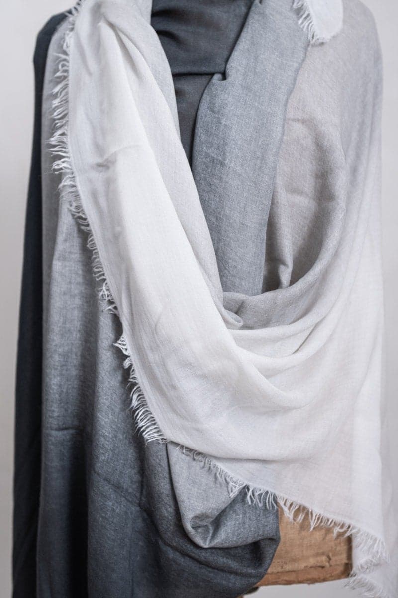 Faliero Sarti | Azzurrata | Extravaganter und weich-fließender Kaschmirschal mit speziellem Farbverlauf in grau