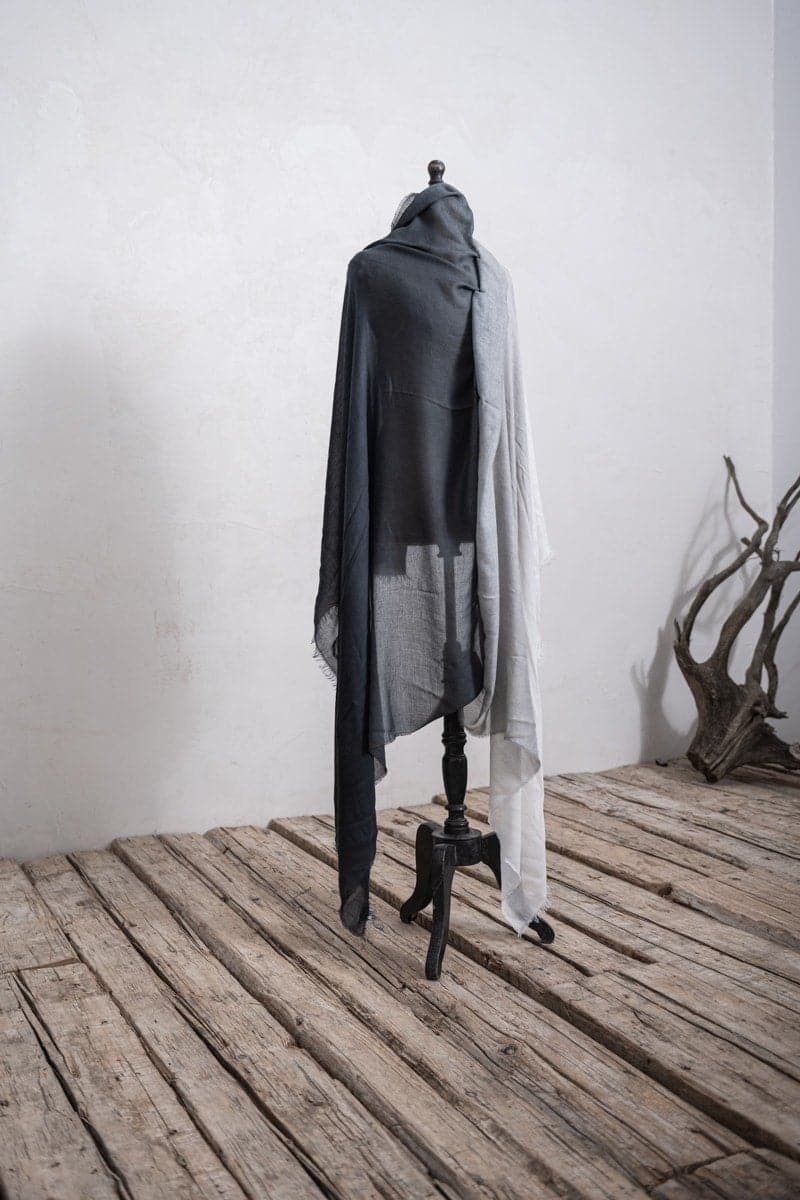 Faliero Sarti | Azzurrata | Extravaganter und weich-fließender Kaschmirschal mit speziellem Farbverlauf in grau