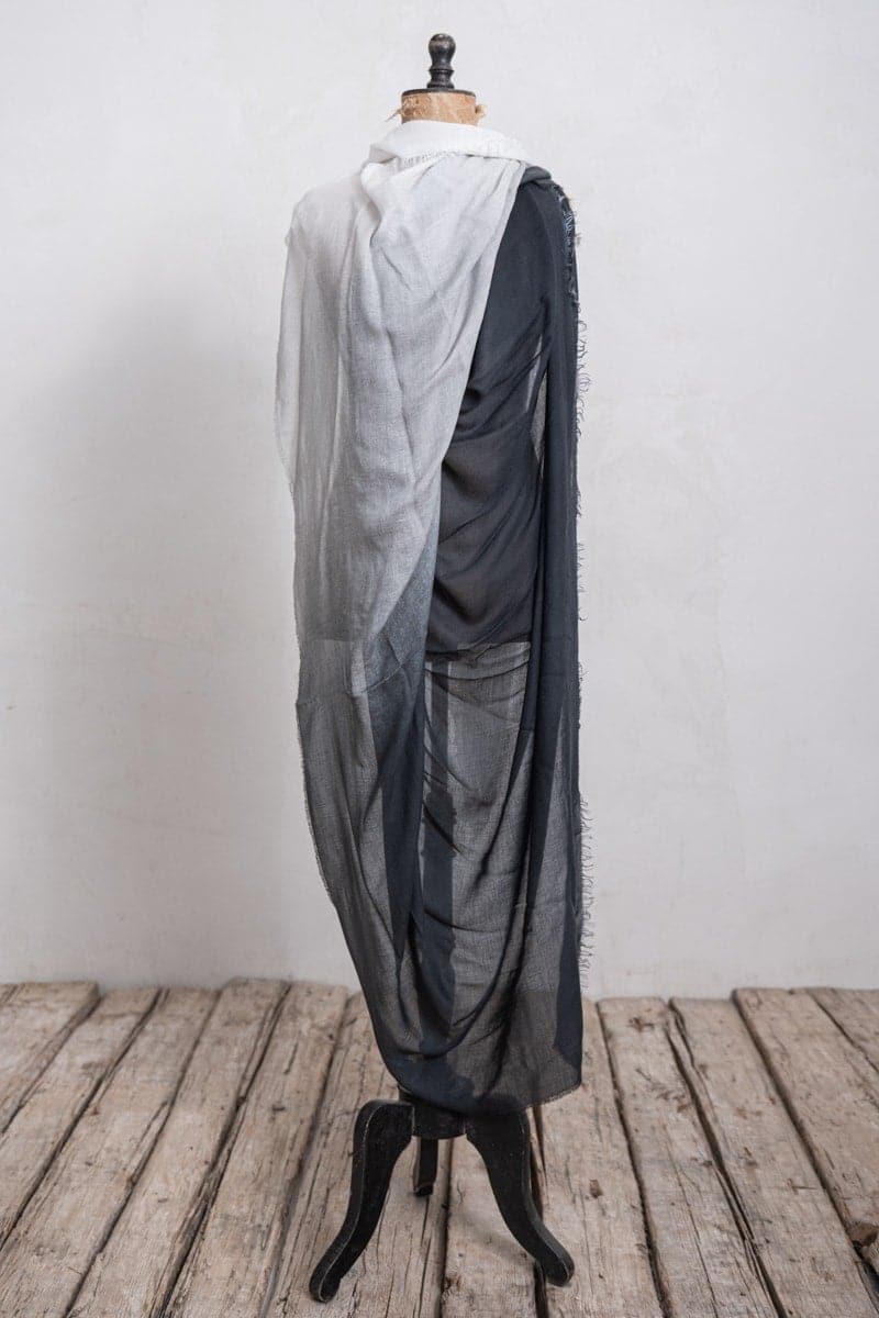 Faliero Sarti | Azzurrata | Extravaganter und weich-fließender Kaschmirschal mit speziellem Farbverlauf in grau