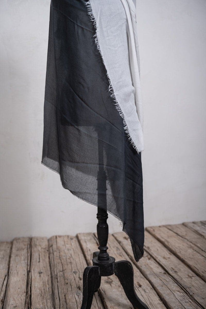 Faliero Sarti | Azzurrata | Extravaganter und weich-fließender Kaschmirschal mit speziellem Farbverlauf in grau