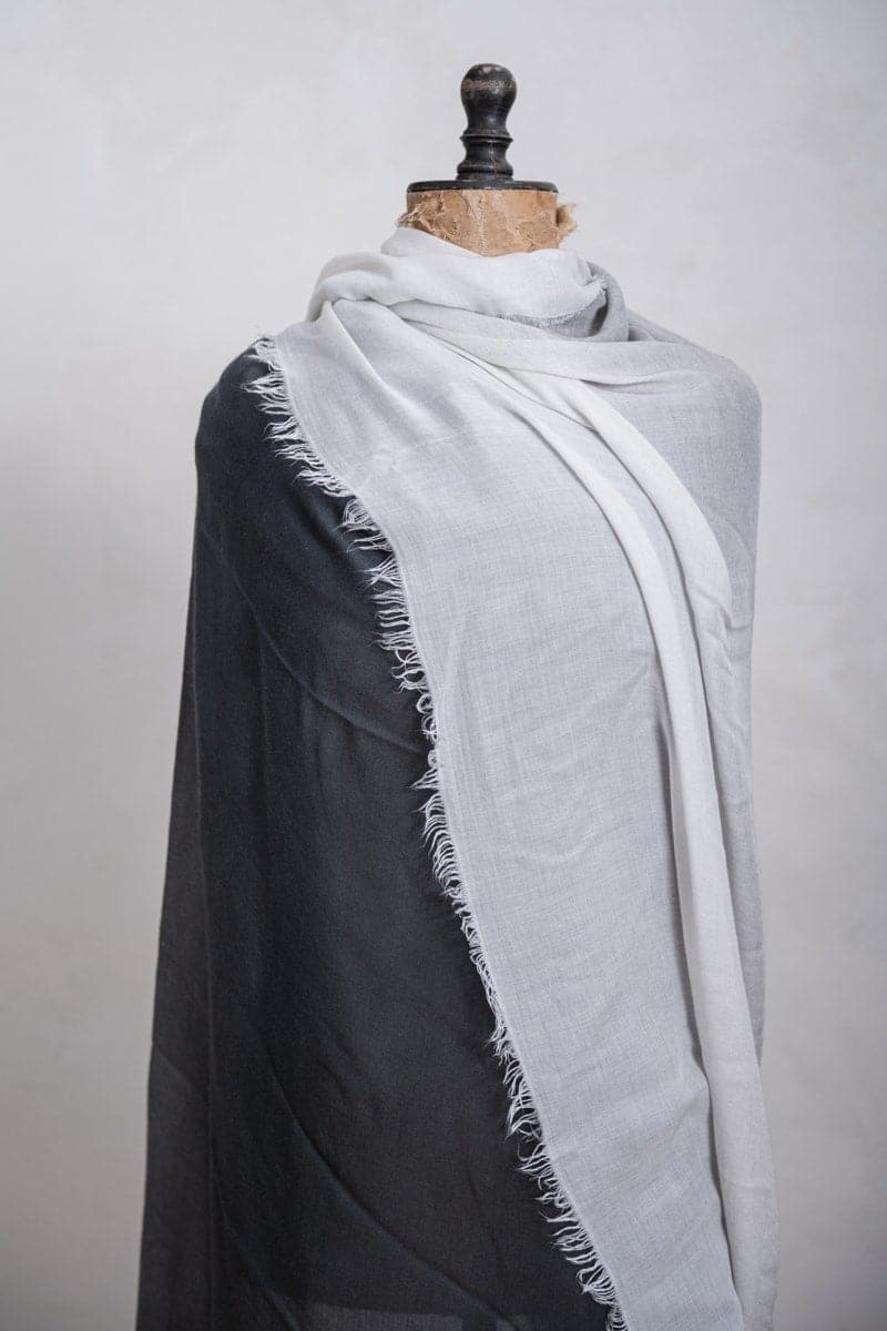 Faliero Sarti | Azzurrata | Extravaganter und weich-fließender Kaschmirschal mit speziellem Farbverlauf in grau