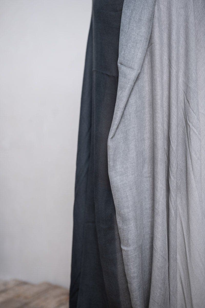 Faliero Sarti | Azzurrata | Extravaganter und weich-fließender Kaschmirschal mit speziellem Farbverlauf in grau