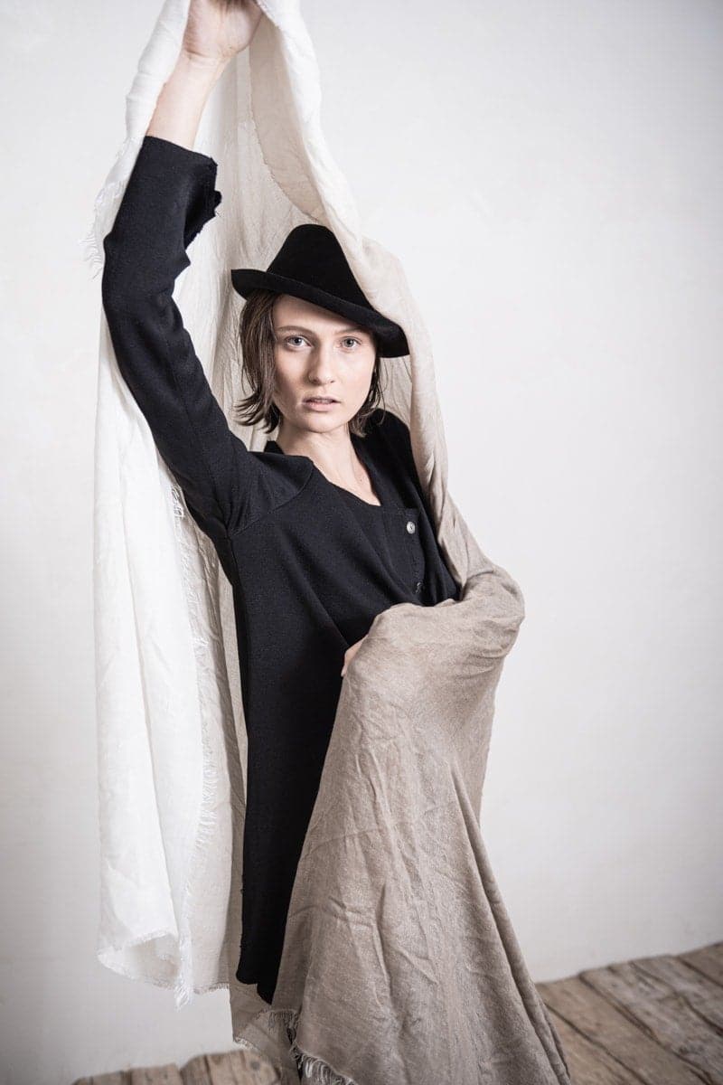 Faliero Sarti | Azzurrata | Großer Schal für Frühling und Sommer aus einem extrem leichten und weichen Modal-Kaschmir-Stoff in beige/weiß