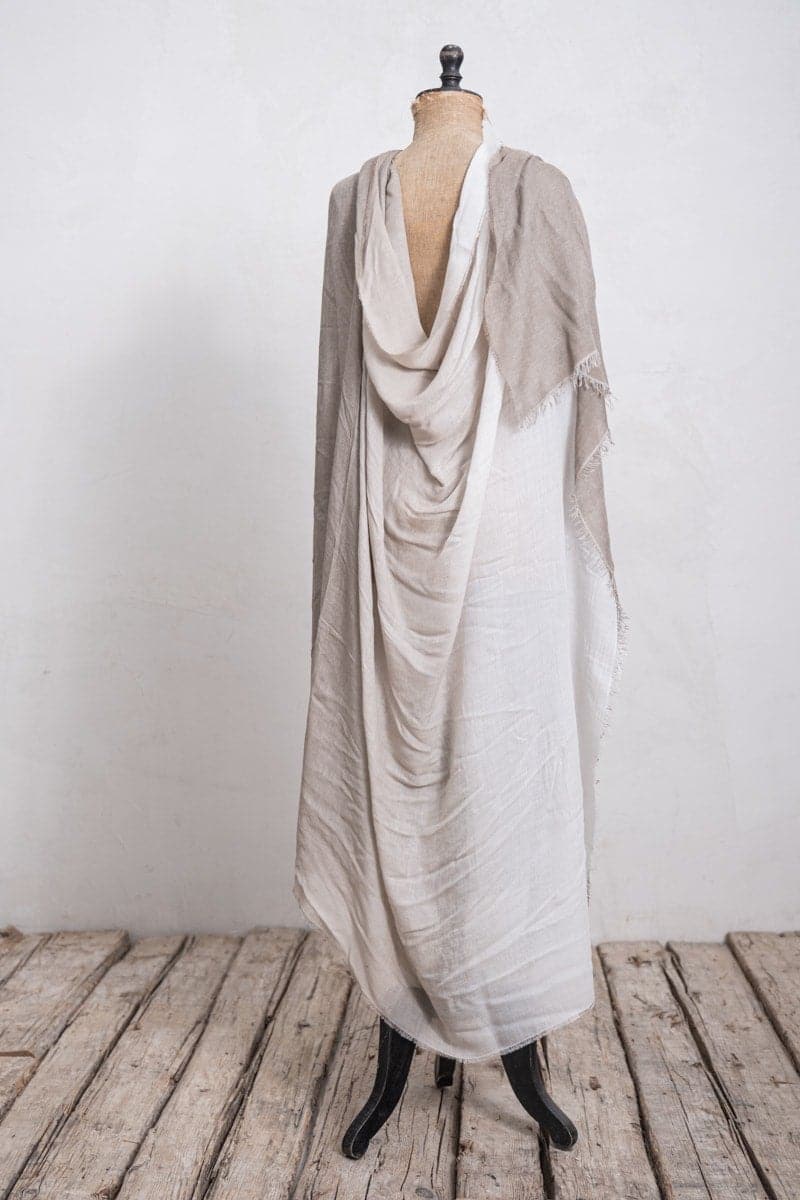 Faliero Sarti | Azzurrata | Großer Schal für Frühling und Sommer aus einem extrem leichten und weichen Modal-Kaschmir-Stoff in beige/weiß