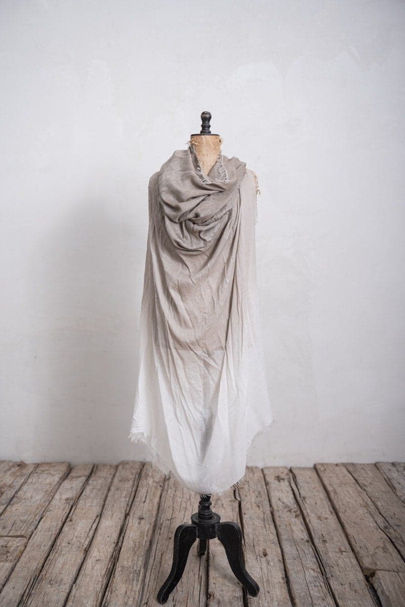 Faliero Sarti | Azzurrata | Großer Schal für Frühling und Sommer aus einem extrem leichten und weichen Modal-Kaschmir-Stoff in beige/weiß