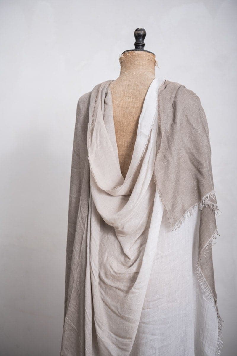 Faliero Sarti | Azzurrata | Großer Schal für Frühling und Sommer aus einem extrem leichten und weichen Modal-Kaschmir-Stoff in beige/weiß