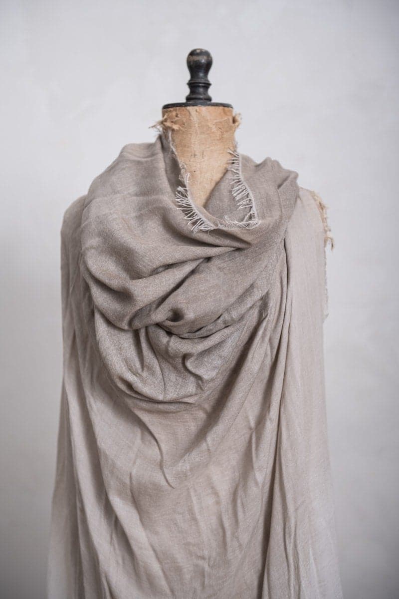 Faliero Sarti | Azzurrata | Großer Schal für Frühling und Sommer aus einem extrem leichten und weichen Modal-Kaschmir-Stoff in beige/weiß