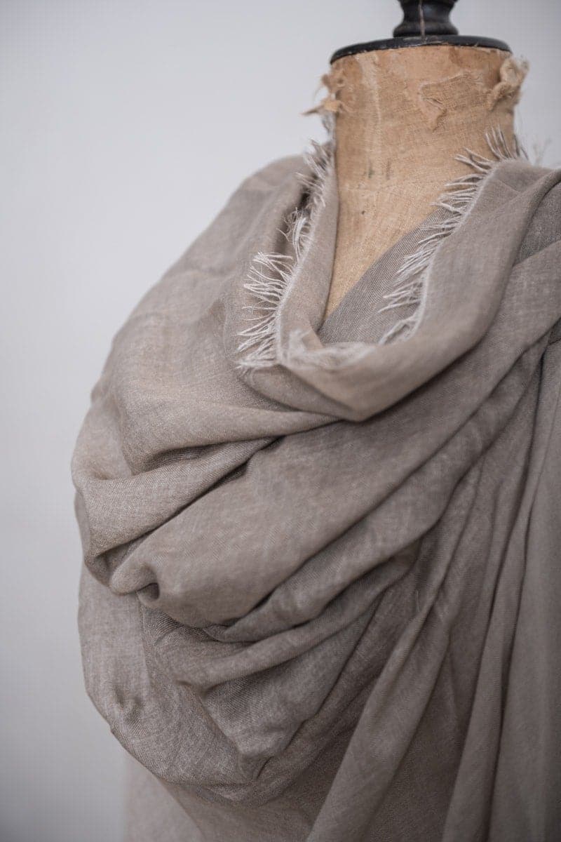 Faliero Sarti | Azzurrata | Großer Schal für Frühling und Sommer aus einem extrem leichten und weichen Modal-Kaschmir-Stoff in beige/weiß