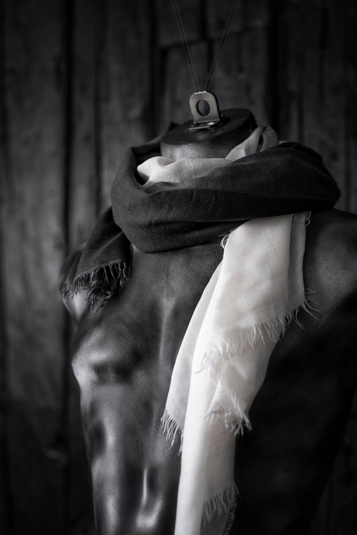 Faliero Sarti | Azzurrata | Leicht fallender, großer Schal. Zweifärbig aus Kaschmir in grau-weiß