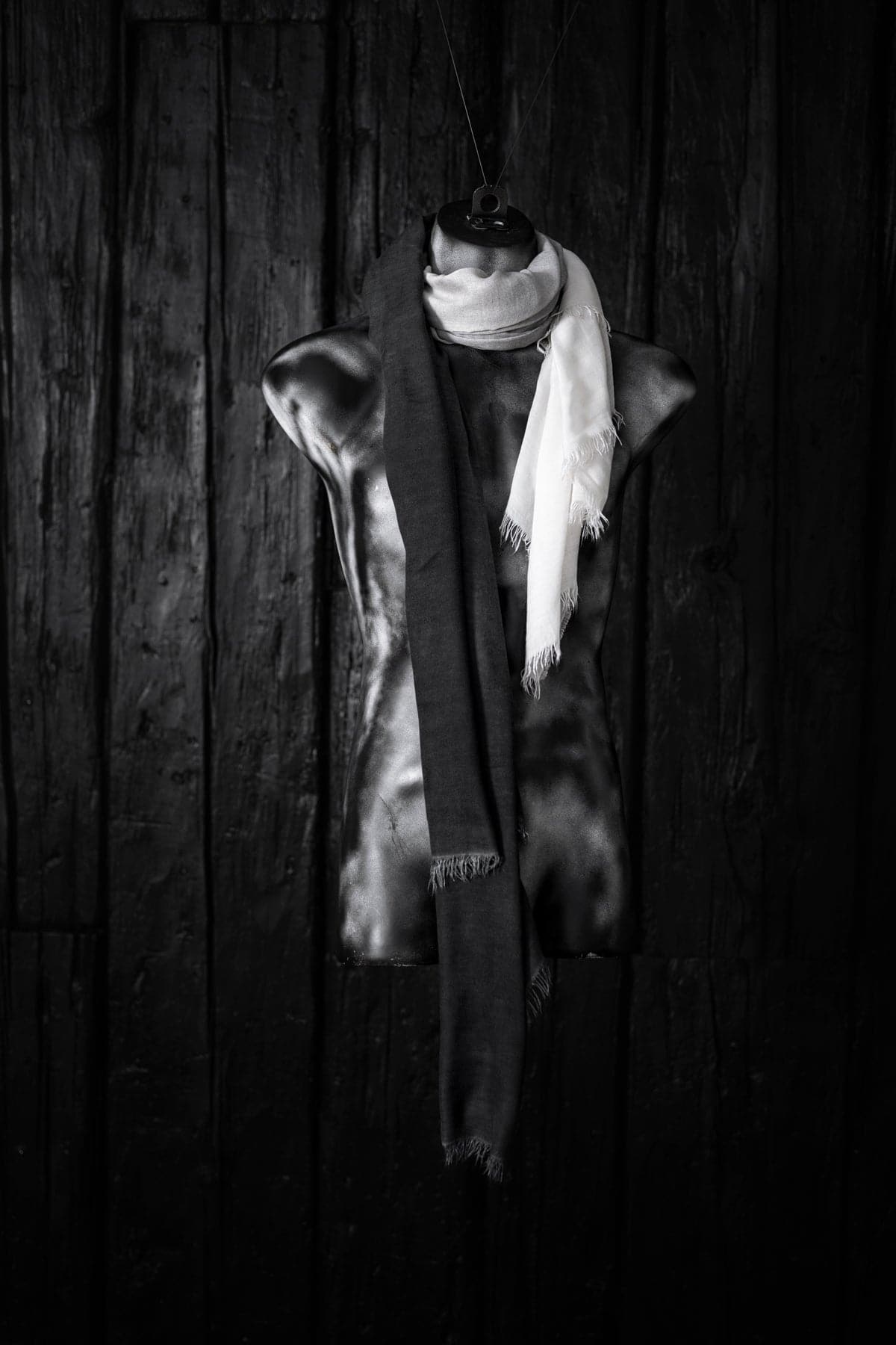 Faliero Sarti | Azzurrata | Leicht fallender, großer Schal. Zweifärbig aus Kaschmir in grau-weiß