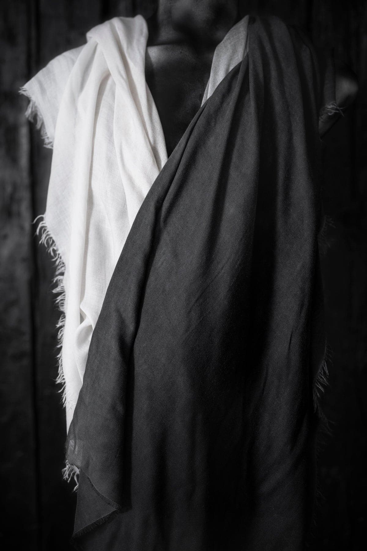 Faliero Sarti | Azzurrata | Leicht fallender, großer Schal. Zweifärbig aus Kaschmir in grau-weiß