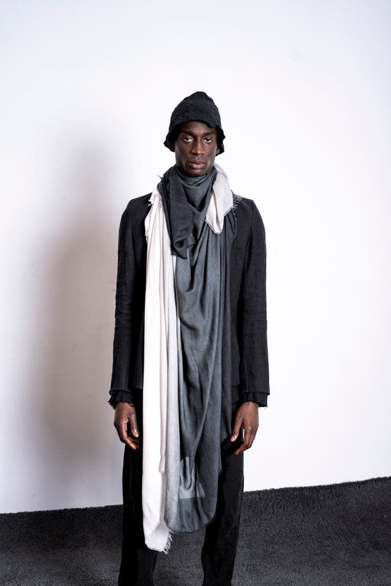 Faliero Sarti | Azzurrata | Leicht fallender, großer Schal. Zweifärbig aus Kaschmir in grau-weiß