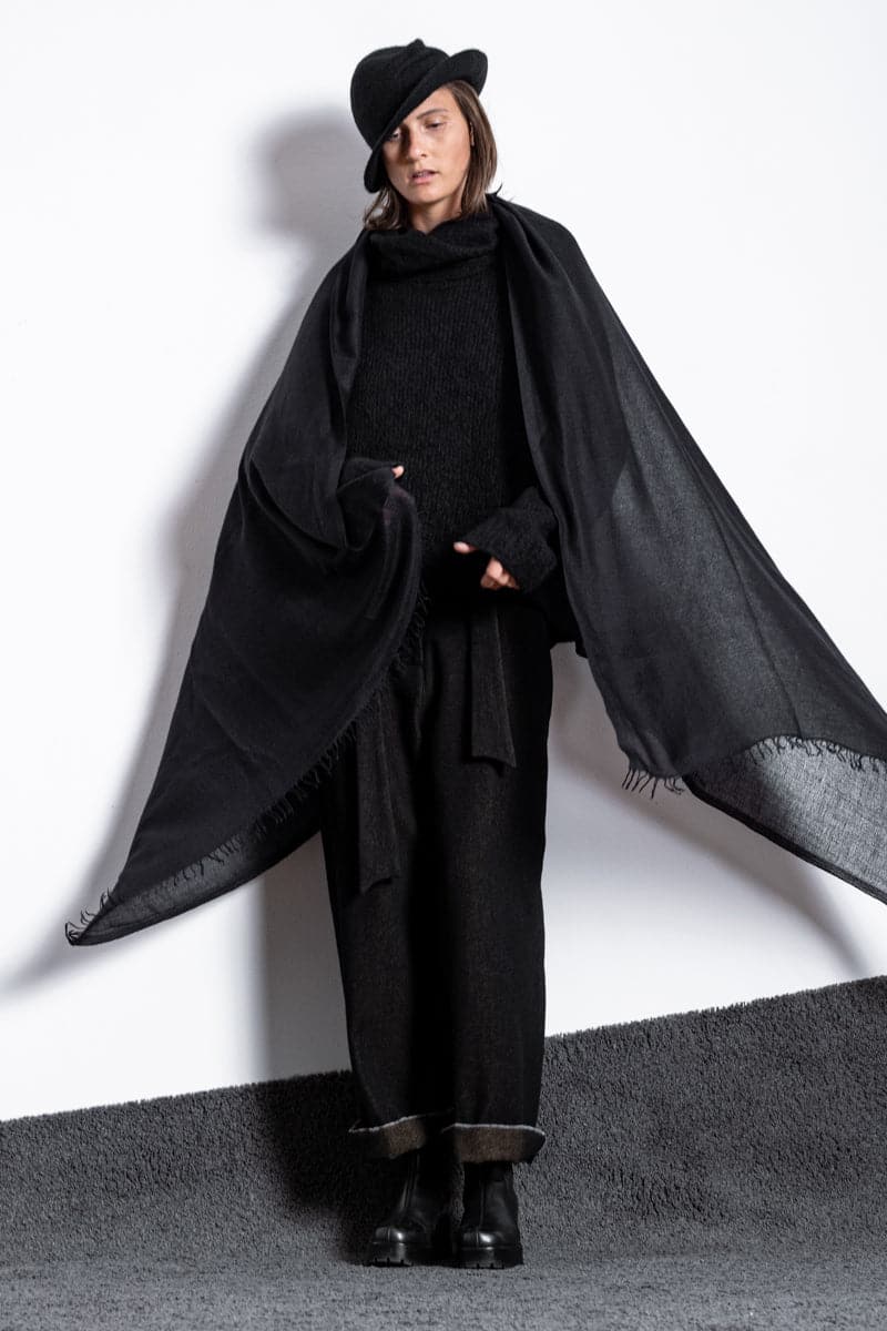 Faliero Sarti | Dianetta | Edler Schal aus weichem Kaschmir-Seiden-Stoff in schwarz