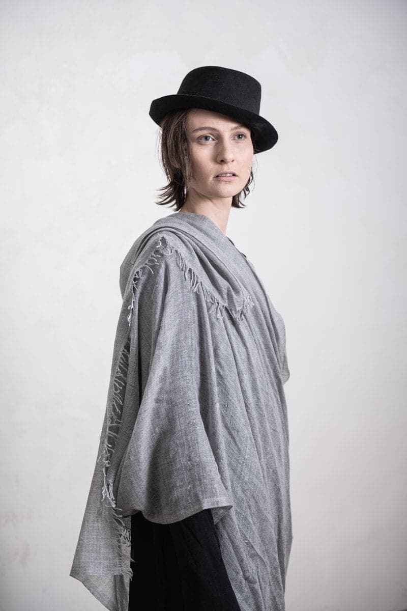 Faliero Sarti | Dianetta M | Einzigartiger Kaschmir-Seiden-Schal in grau