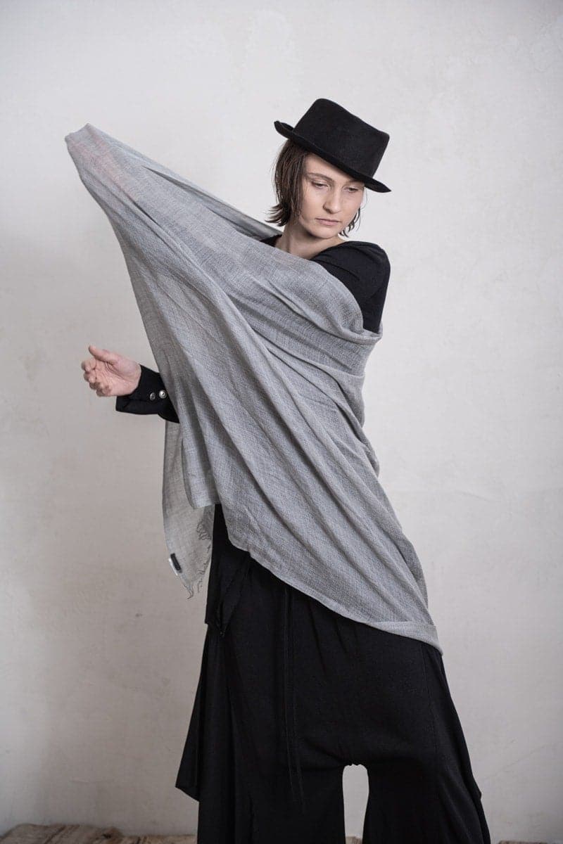 Faliero Sarti | Dianetta M | Einzigartiger Kaschmir-Seiden-Schal in grau